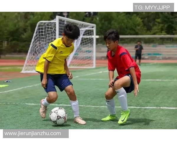 两个小孩心中的足球偶像是谁?