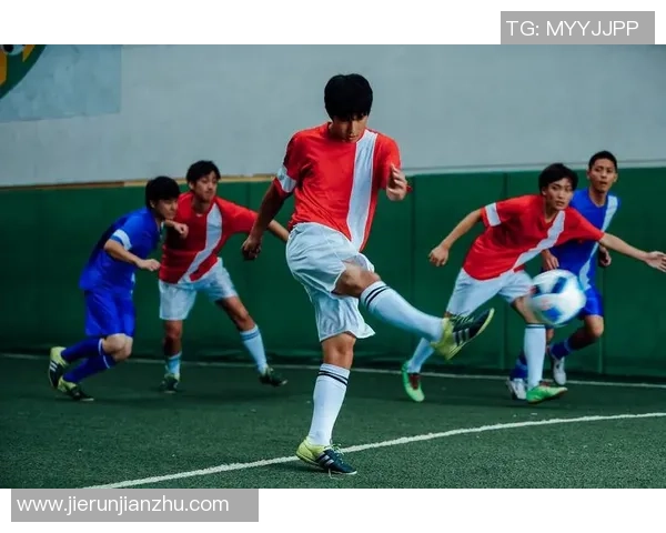 以足球球星成长故事为中心展现拼搏精神与团队合作魅力