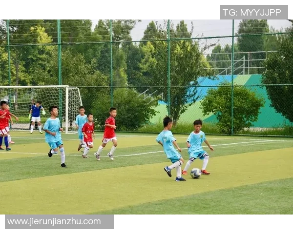 足球巨星女儿绿茵场展现天赋延续父辈辉煌梦想